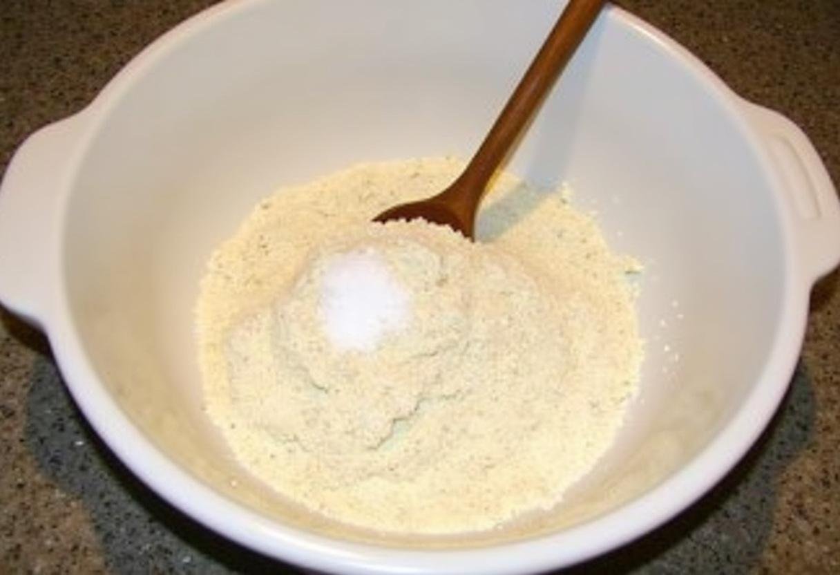 Zutaten für Käse Knoblauch Zupfbrot, einschließlich Mehl, Hefe und Salz in einer Schüssel.