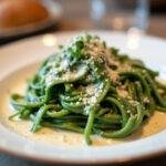 Fertige Spinat Nudeln mit Sahnesauce perfekt angerichtet für ein genussvolles Essen.