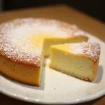 Fertiger leichter Kuchen mit Quark auf einem Servierteller, ideal für die Kaffeetafel.