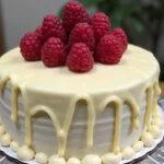 Fertig kuchen mit weißer schokolade und Himbeeren, ideal für jeden Anlass.