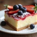 Fertiger Quark Pudding Kuchen mit frischen Früchten auf dem Teller, ideal für Desserts.