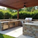 Fertige Outdoor Küche mit Grill und Sitzbereich, perfekt für gesellige Grillabende im Freien.