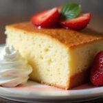 Saftiger kuchen mit joghurt, serviert mit frischen Früchten und Sahne.