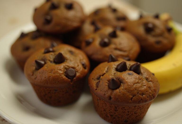 Fertige Schoko Bananen Muffins, saftig und lecker, ideal für jeden Anlass.