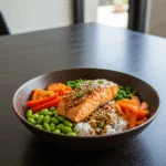 Fertige asiatische Reis Bowl mit Lachs Teriyaki, ein leckeres, ansprechendes Gericht für jeden Tisch.