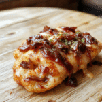 Bunter Hackfleisch-Kartoffel-Auflauf auf einem weißen Teller, mit goldbraunem Käse überzogen, daneben frische Petersilie und knusprige Kartoffelscheiben, alles auf einem Holztisch angerichtet, warmes Licht, appetitlich und einladend