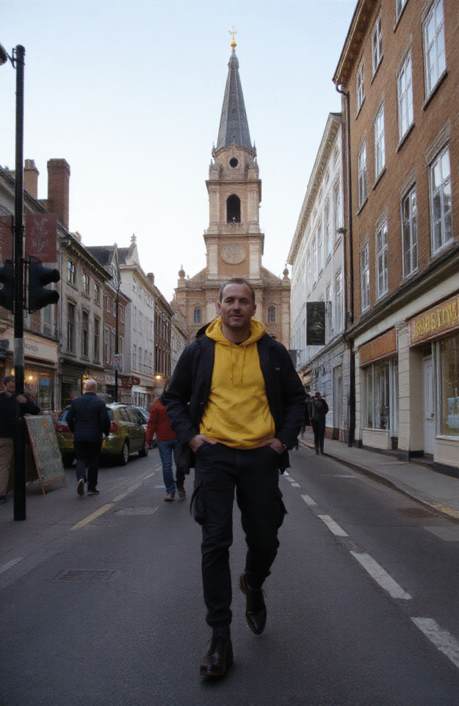 Bunter Wikinger Topf mit cremigem Orzo, saftigen Gemüsewürfeln, Kräutern, serviert in einer rustikalen Schüssel, mit frischen grünen Kräutern garniert, lebendige Farben, detailreiche Texturen, appetitlich angerichtet