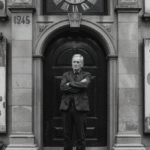 Hähnchenfilets in einer cremigen Frischkäse-Parmesan-Soße, schön angerichtet auf einem weißen Teller, mit frischer Petersilie garniert, goldbraun gebraten, samtige Textur, appetitlich serviert.