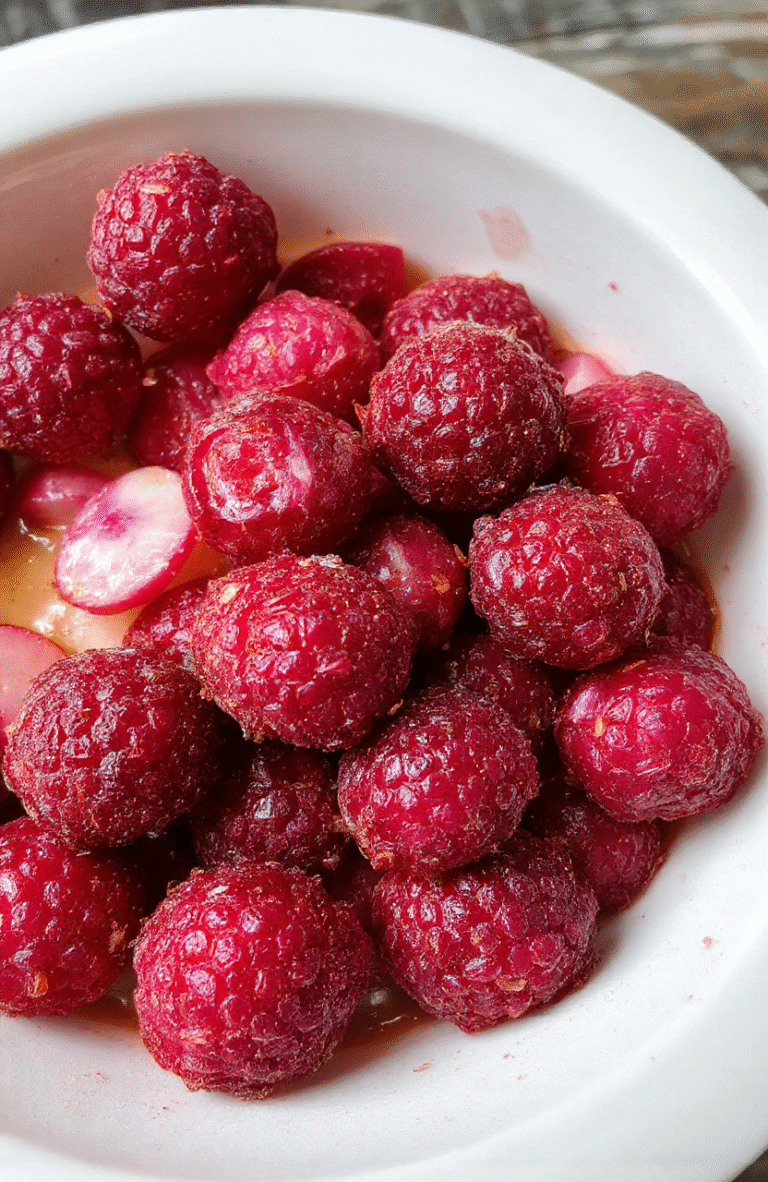 Knusprige Zwiebelblüte aus goldbraunem Teig, elegant auf einem weißen Teller angerichtet, mit frischen Zwiebelringen und einer knackigen Textur, umgeben von kleinen grünen Kräutern, frisch und appetitlich, Nahaufnahme